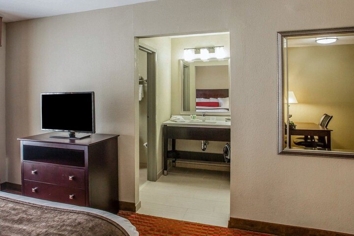 Room 33 of 51