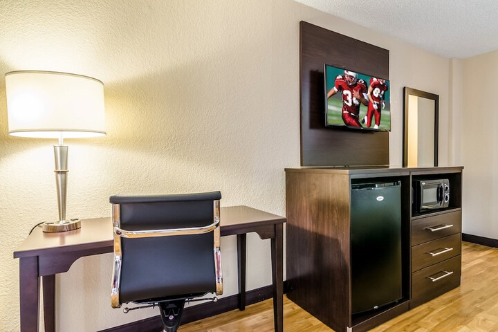 Red Roof Inn PLUS+ Wichita East