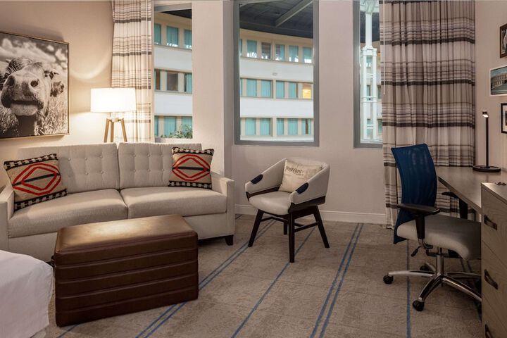 Room 32 of 59