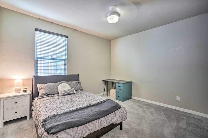 Pet-friendly Elk Grove Retreat w / Balcony!