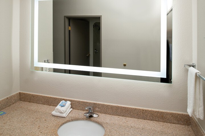 Holiday Inn Express Farmington - Bloomfield by IHG