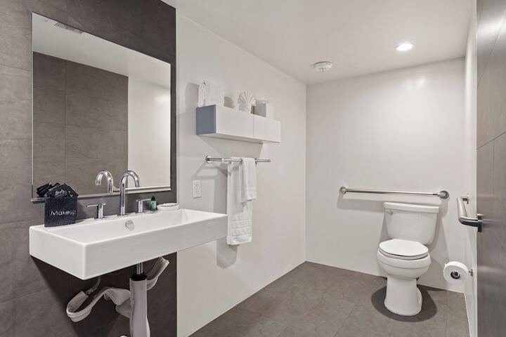 Room 9 of 28