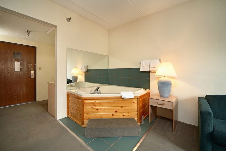 Room 6 of 28