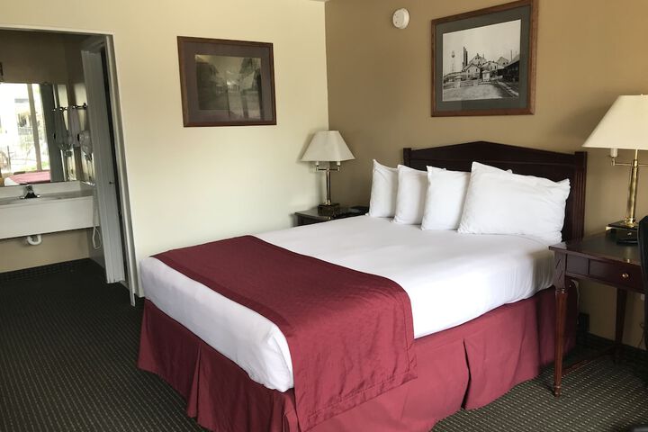 Carmel Inn & Suites