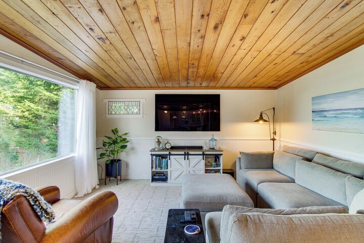 Puget Sound Cottage w / Private Community Beach!