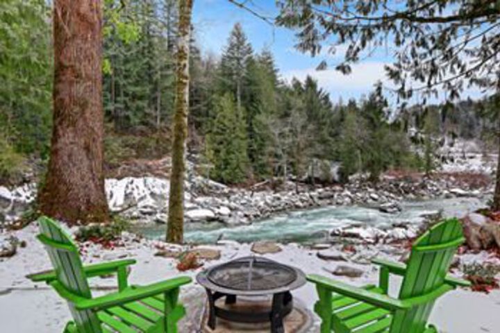 Sunset Falls Cabin - Two Bedroom Cabin with Hot Tub