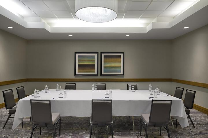Hilton Toronto Airport Hotel & Suites