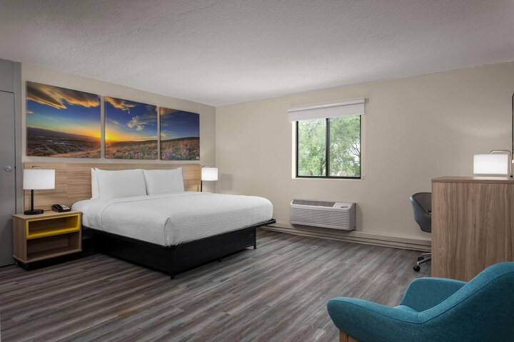 Days Inn and Suites by Wyndham Hammond IN