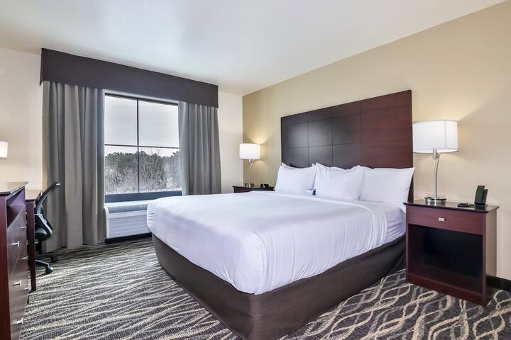 Cobblestone Hotel & Suites - Waukesha / West Milwaukee