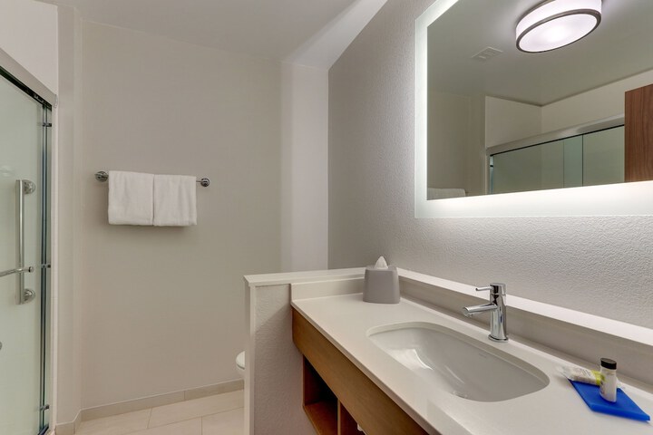 Holiday Inn Express & Suites Roanoke – Civic Center by IHG