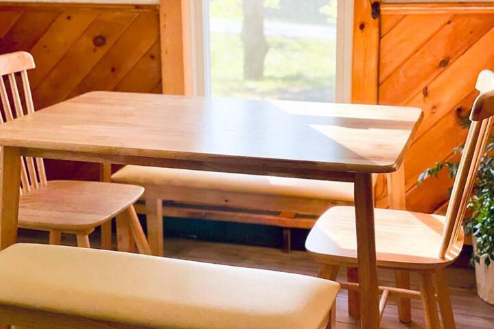 Cozy Cottage with Jacuzzi Sauna, Fire Pit and Reading Nook!