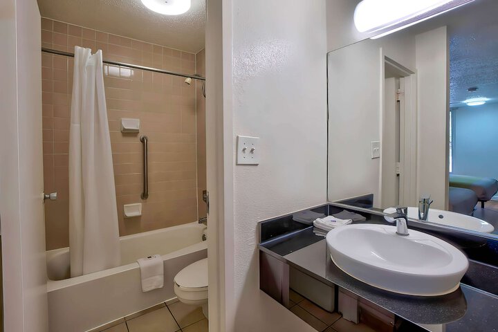 Room 33 of 40