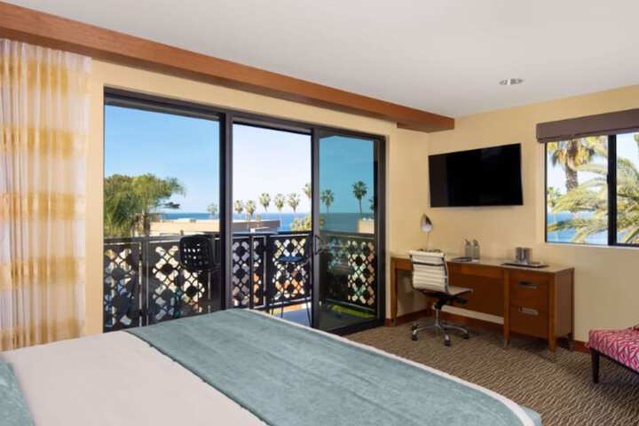 Room 27 of 38