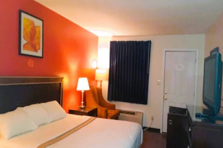 Room 6 of 13