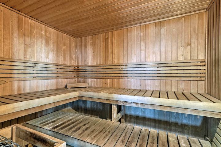 Beachfront Dauphin Island Condo w / 2 Pools & Sauna