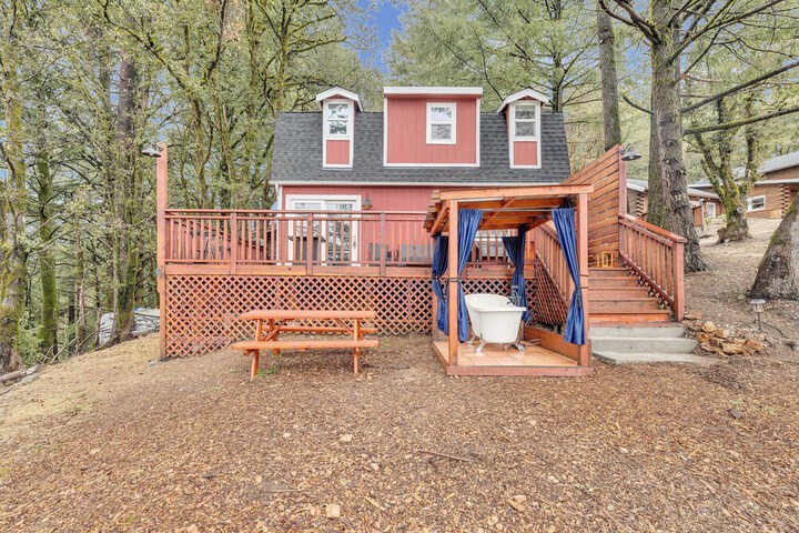 Mountain Homestead: Swim Hike, & Camp On-site!