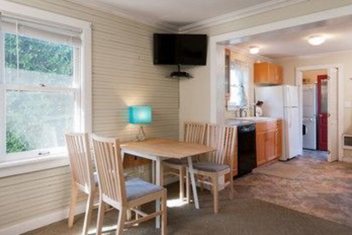 2BR Bay View Bungalow in Poulsbo by RedAwning