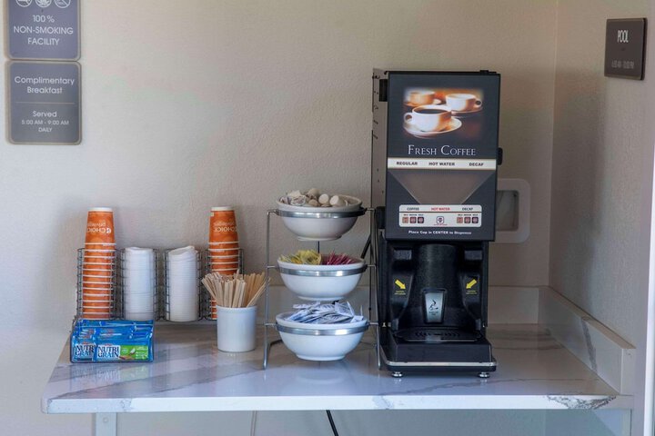 Breakfast/Coffee Service 30 of 34