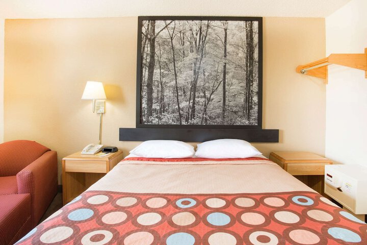 Room 4 of 16