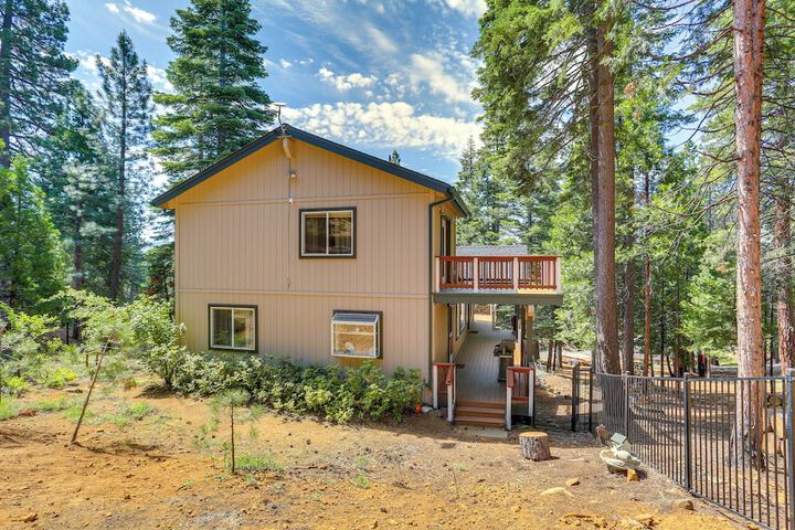 Pet-friendly California Cabin w / Beach Access