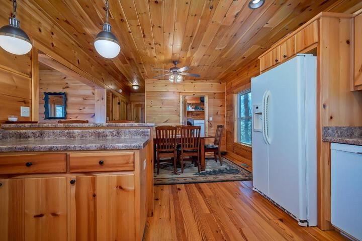 Scenic Mountain Comfort 4Br Family Getaway