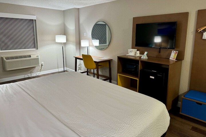Room 17 of 24