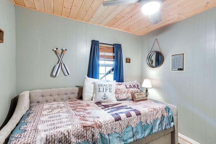 Kingston Cabin Rental: Walk to Lake Texoma Beaches