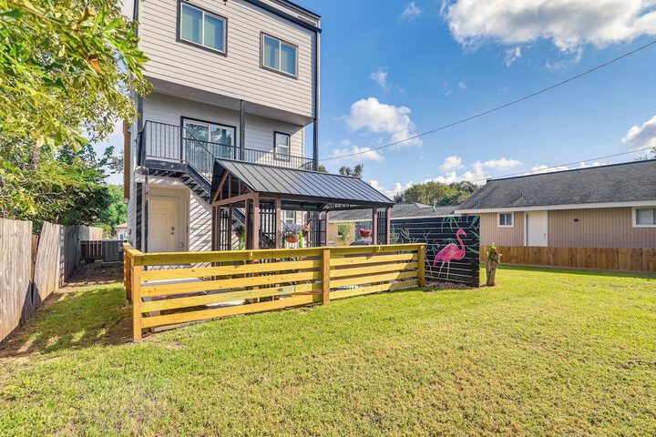 South Houston Townhome w / Patio & Gas Grill!