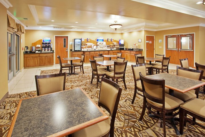 Holiday Inn Express & Suites Oroville Lake by IHG