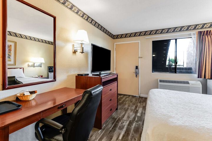 Room 6 of 28