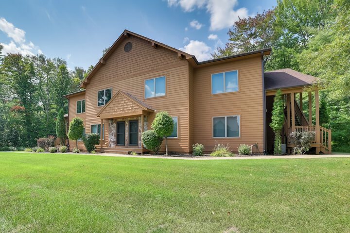 Modern Bellaire Condo: Pool Access Near Skiing!