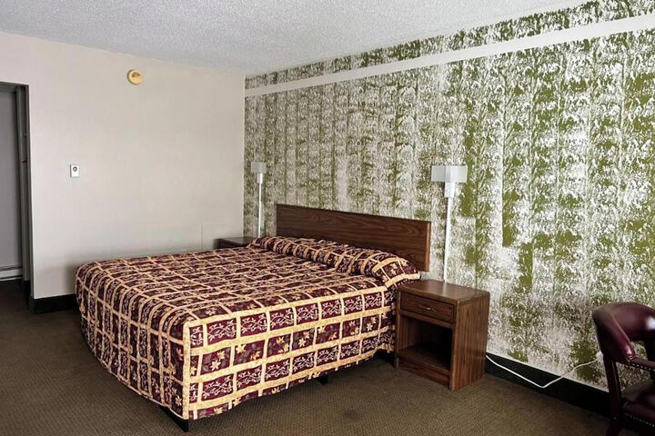 Room 24 of 32