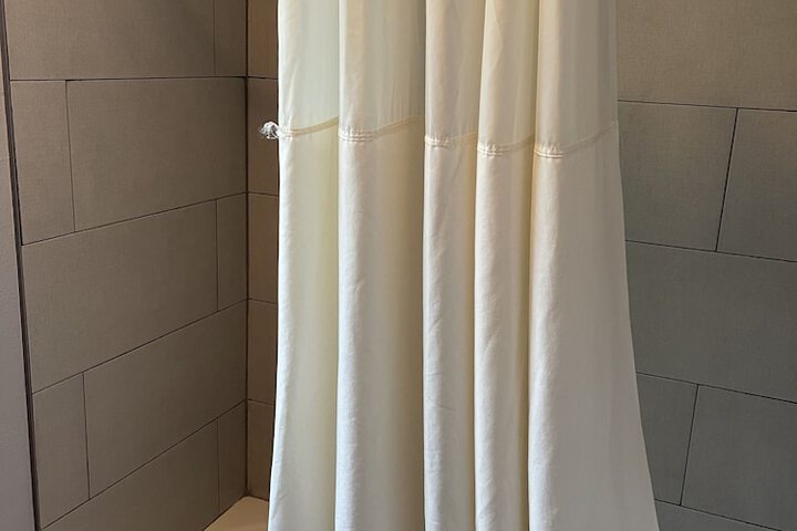 Room 27 of 40