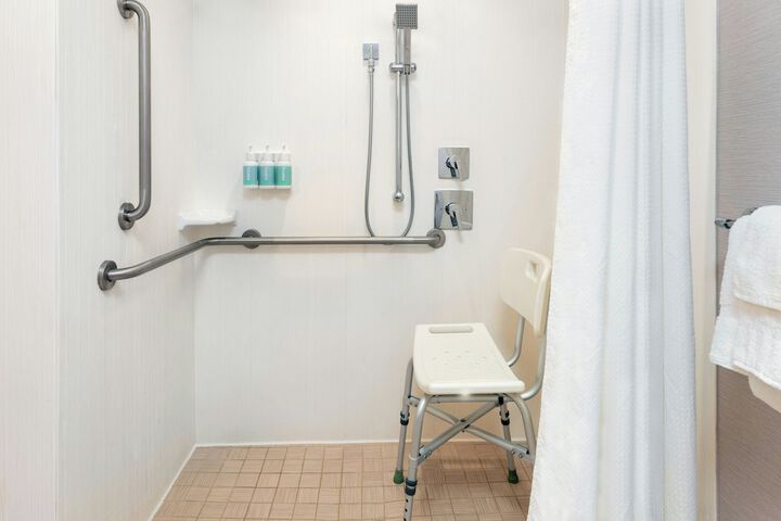 Courtyard Buffalo Downtown / Canalside