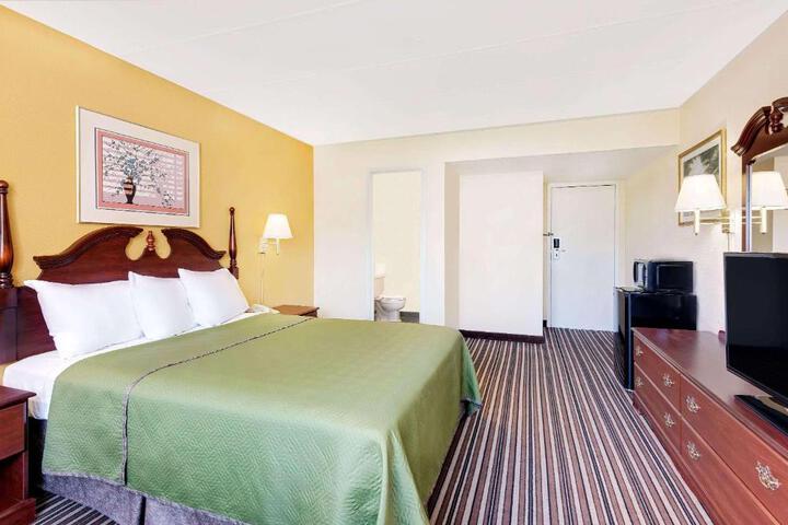Travelodge by Wyndham Chambersburg