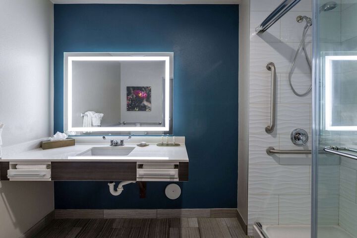 Room 25 of 46