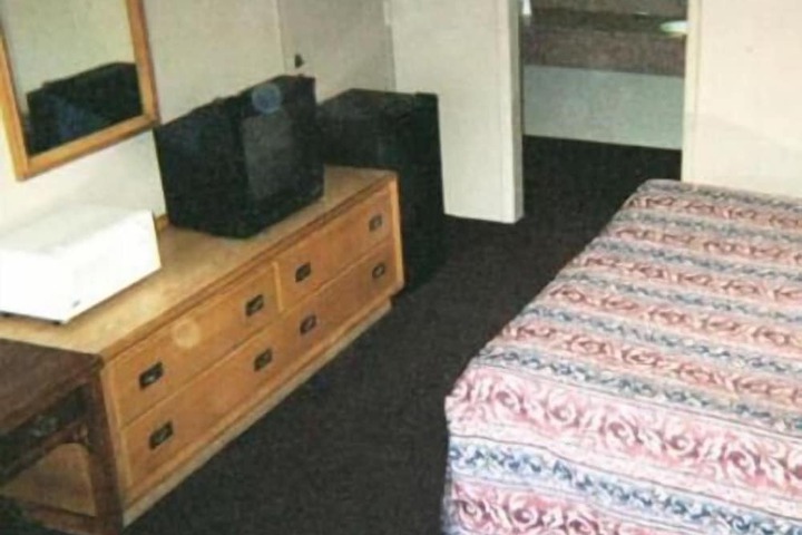 Room 6 of 14