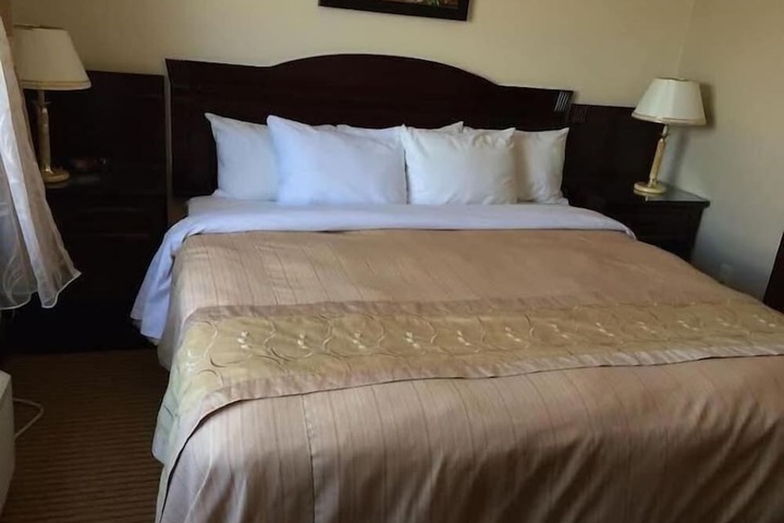 Room 4 of 10