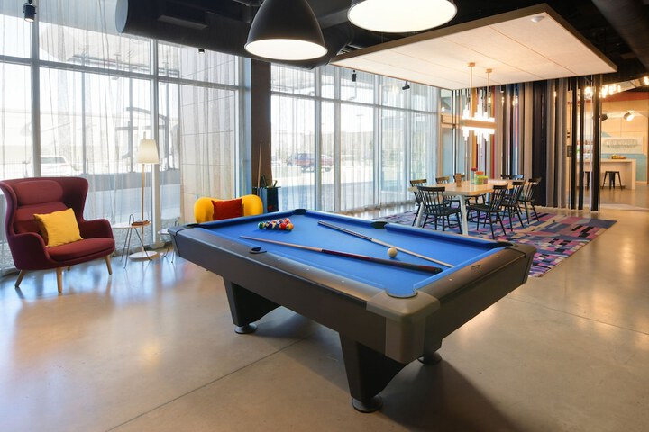 Lounge 21 of 26