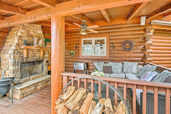 Lake Hartwell Lodge w / Dock Theater + Hot Tub!