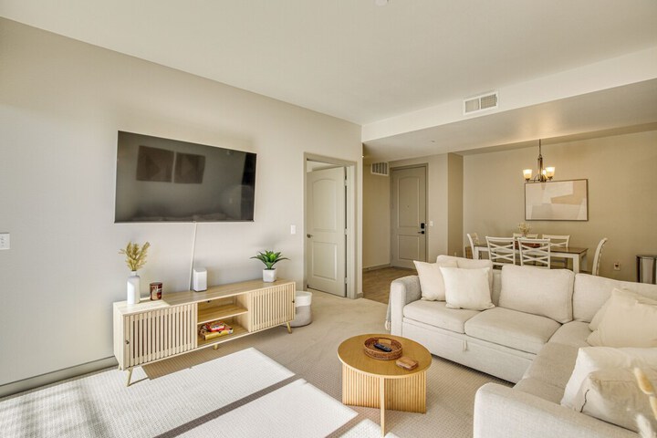 By Seaport Village & Navy Base! Chic Condo w / Pool
