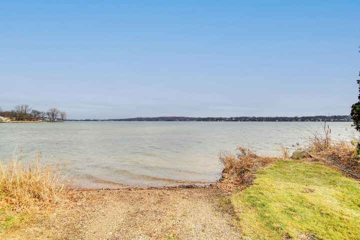 Twin Lakes Home - Walk to Lake Elizabeth!