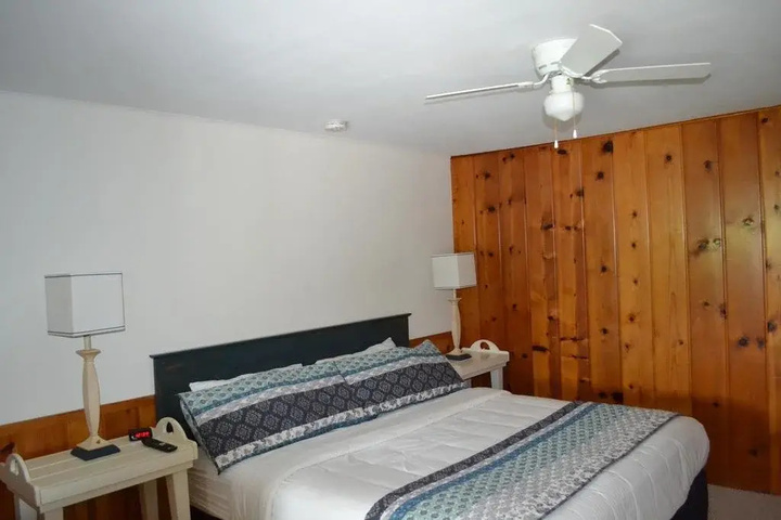 Buzzs Lakeside Inn