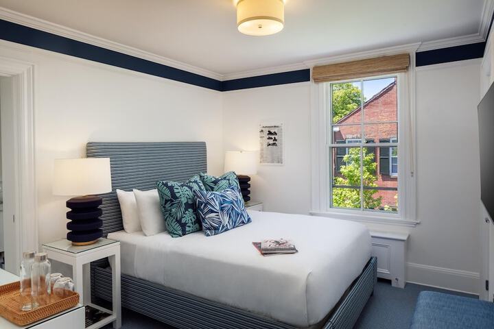 76 Main Ink Press Hotel