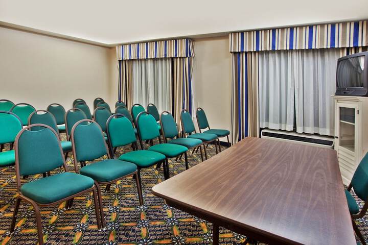 Holiday Inn Express Hotel & Suites by IHG