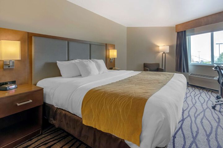 Comfort Inn & Suites Market - Airport