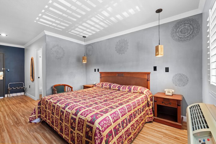 Room 32 of 67