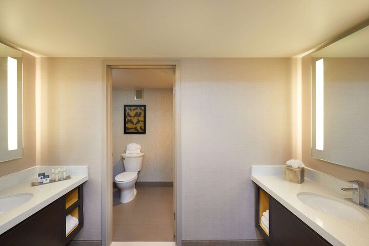 DoubleTree by Hilton Fresno Convention Center