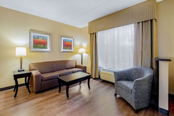 La Quinta Inn & Suites by Wyndham Bel Air / I-95 Exit 77A