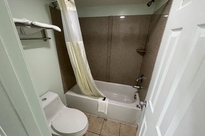 Room 8 of 10